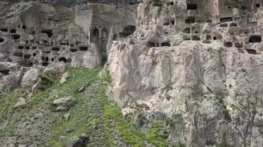Vardzia Mağara Manastırı - Erusheti dağ yakınındaki Ahıska, Georgia Mtkvari Nehri'nin sol yakasında üzerinden kazılan havadan görünümü