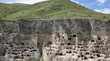 Vardzia Mağara Manastırı - Erusheti dağ yakınındaki Ahıska, Georgia Mtkvari Nehri'nin sol yakasında üzerinden kazılan havadan görünümü