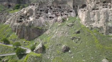 Vardzia Mağara Manastırı - Erusheti dağ yakınındaki Ahıska, Georgia Mtkvari Nehri'nin sol yakasında üzerinden kazılan havadan görünümü