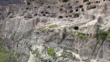 Vardzia Mağara Manastırı - Erusheti dağ yakınındaki Ahıska, Georgia Mtkvari Nehri'nin sol yakasında üzerinden kazılan havadan görünümü