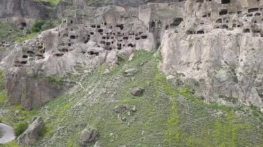 Vardzia Mağara Manastırı - Erusheti dağ yakınındaki Ahıska, Georgia Mtkvari Nehri'nin sol yakasında üzerinden kazılan havadan görünümü