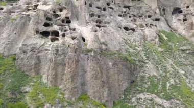 Vardzia Mağara Manastırı - Erusheti dağ yakınındaki Ahıska, Georgia Mtkvari Nehri'nin sol yakasında üzerinden kazılan havadan görünümü