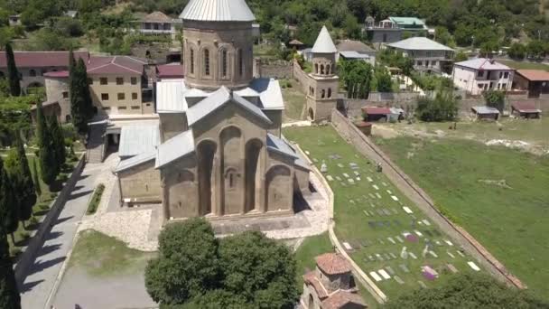 Vista Aérea Iglesia Transfiguración Monasterio Samtavro Tiene Pilar Viviente Partícula — Vídeo de stock