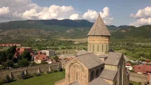 Vista Aérea Famosa Catedral Ortodoxa Svetitskhoveli Ciudad Histórica Turística Mtskheta — Vídeos de Stock