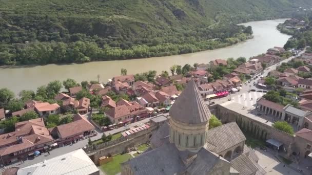 从空中俯瞰著名的Svetitskhoveli东正教大教堂和格鲁吉亚第比利斯附近的历史和旅游城镇Mtskheta 在背山和Aragvi河上 — 图库视频影像