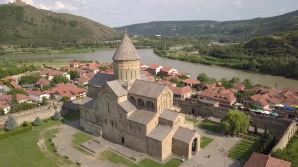 从空中俯瞰著名的Svetitskhoveli东正教大教堂和格鲁吉亚第比利斯附近的历史和旅游城镇Mtskheta 在背山和Aragvi河上 — 图库视频影像