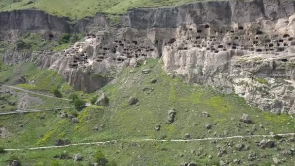 Letecký Pohled Klášter Vardzia Jeskyně Erusheti Hory Levém Břehu Řeky — Stock video