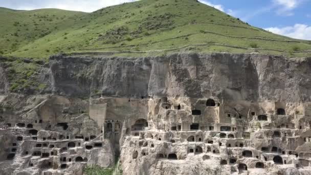ヴァルジア洞窟修道院 アハルツィヘ ジョージアの近く ムトゥクヴァリ川の左岸に Erusheti 山から出土した空撮 — ストック動画