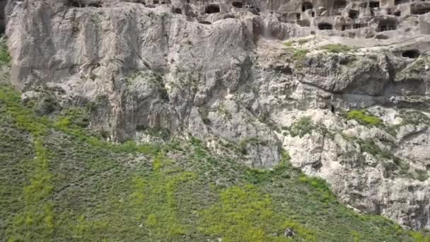 Letecký Pohled Klášter Vardzia Jeskyně Erusheti Hory Levém Břehu Řeky — Stock video