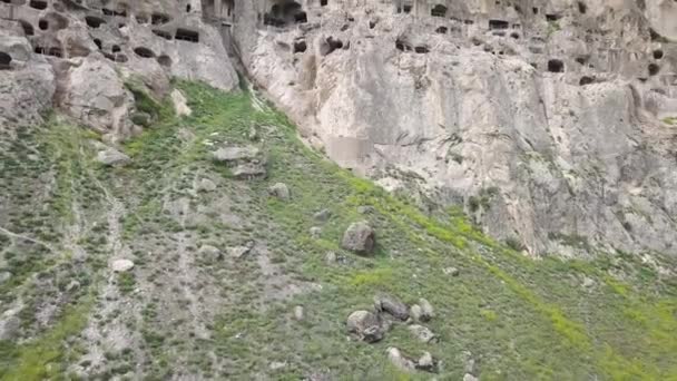 Luftaufnahme Zum Vardzia Höhlenkloster Ausgegraben Vom Erusheti Berg Linken Ufer — Stockvideo