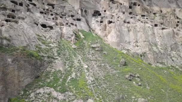 Letecký Pohled Klášter Vardzia Jeskyně Erusheti Hory Levém Břehu Řeky — Stock video