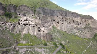Vardzia Mağara Manastırı - Erusheti dağ yakınındaki Ahıska, Georgia Mtkvari Nehri'nin sol yakasında üzerinden kazılan havadan görünümü