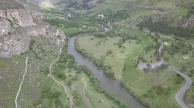 Mtkvari nehri yakınında tarafından Vardzia cave Manastırı, Ahıska, Gürcistan için havadan görünümü