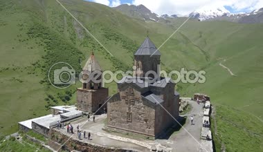 Gergeti Trinity Kilisesi ya da Tsminda Sameba, Holy Trinity Kilisesi Georgia, Mount Kazbegi, Gürcistan altında Gergeti köyü yakınındaki havadan görünümü