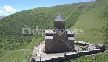 Gergeti Trinity Kilisesi ya da Tsminda Sameba, Holy Trinity Kilisesi Georgia, Mount Kazbegi, Gürcistan altında Gergeti köyü yakınındaki havadan görünümü