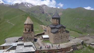 Gergeti Trinity Kilisesi ya da Tsminda Sameba, Holy Trinity Kilisesi Georgia, Mount Kazbegi, Gürcistan altında Gergeti köyü yakınındaki havadan görünümü