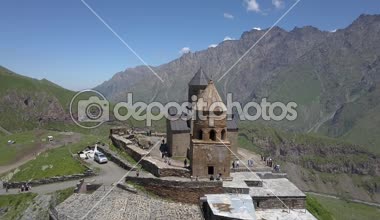 Gergeti Trinity Kilisesi ya da Tsminda Sameba, Holy Trinity Kilisesi Georgia, Mount Kazbegi, Gürcistan altında Gergeti köyü yakınındaki havadan görünümü