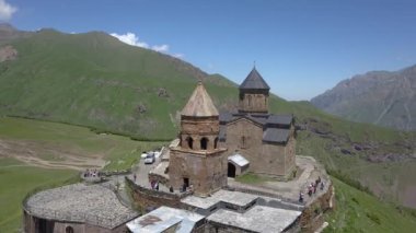 Gergeti Trinity Kilisesi ya da Tsminda Sameba, Holy Trinity Kilisesi Georgia, Mount Kazbegi, Gürcistan altında Gergeti köyü yakınındaki havadan görünümü