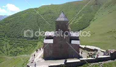 Hızlı görüntüleri Georgia, Mount Kazbegi, Gürcistan altında Gergeti köyü yakınındaki Gergeti Trinity Kilisesi çevresinde hareket anteni