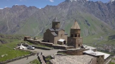 Gergeti Trinity Kilisesi ya da Tsminda Sameba, Holy Trinity Kilisesi Georgia, Mount Kazbegi, Gürcistan altında Gergeti köyü yakınındaki havadan görünümü