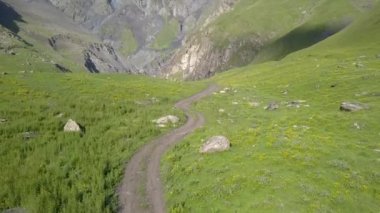 Drone havadan görünümden uçurumu ve kırık dağ Kazbek Gürcistan, Stepantsminda köyü yakınındaki dağlara