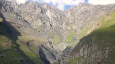 Drone havadan görünümden uçurumu ve kırık dağ Kazbegi, köy Stepantsminda Gürcistan yakınındaki dağlara