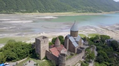 Ünlü Gürcü gezi - Gürcistan'daki Aragvi Nehri üzerinde Ananuri Kalesi'ne karmaşık havadan görünümü