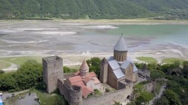Ünlü Gürcü gezi - Gürcistan'daki Aragvi Nehri üzerinde Ananuri Kalesi'ne karmaşık havadan görünümü