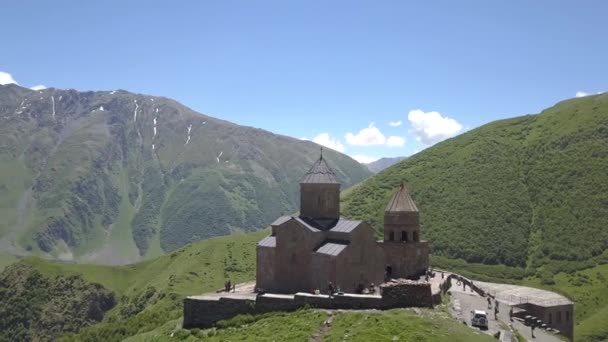 Flygfoto Gergetis Trinity Church Eller Tsminda Sameba Trefaldighetskyrkan Nära Byn — Stockvideo