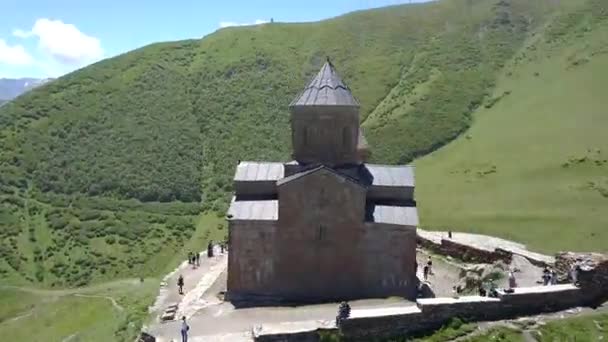 Antenn Snabbrörliga Bilder Runt Gergetis Trinity Church Nära Byn Gergetis — Stockvideo