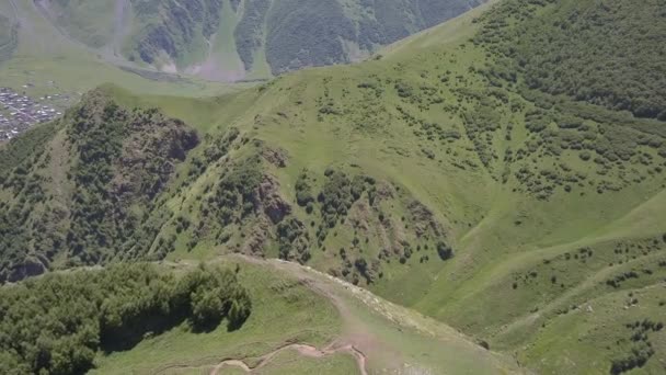 Flygfoto Från Drone Till Bergen Med Ravin Och Fraktur Nära — Stockvideo