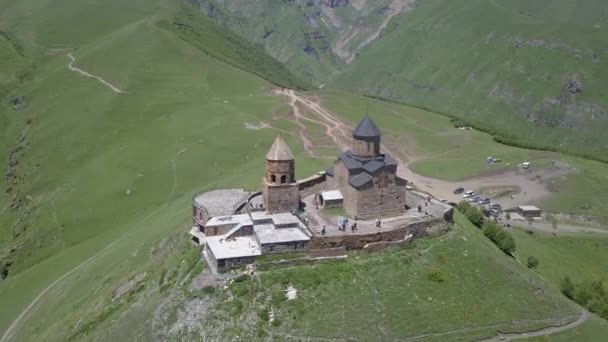 Vista Aérea Para Gergeti Trinity Church Tsminda Sameba Igreja Santíssima — Vídeo de Stock