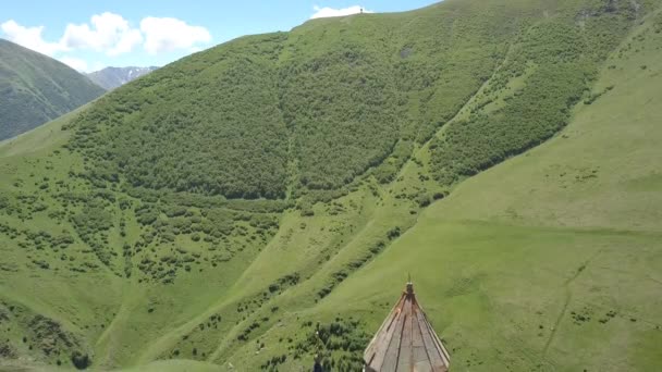 Vista Aérea Para Gergeti Trinity Church Tsminda Sameba Igreja Santíssima — Vídeo de Stock