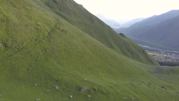 Пташиного Польоту Від Drone Гори Руйнування Біля Гори Казбегі Село — стокове відео