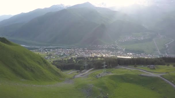 Luchtfoto Van Drone Naar Bergen Met Ravijn Breuk Buurt Van — Stockvideo