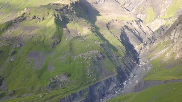 Légi Felvétel Drone Szakadékba Törés Közelében Mountain Kazbegi Village Stepantsminda — Stock videók