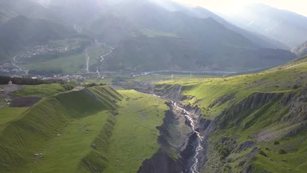 Vista Aérea Drone Para Montanhas Com Ravina Fratura Perto Montanha — Vídeo de Stock