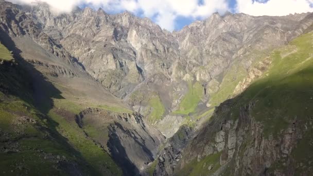 鸟瞰从无人机到山与山沟和断裂附近山卡兹别吉 Stepantsminda 在佐治亚 — 图库视频影像