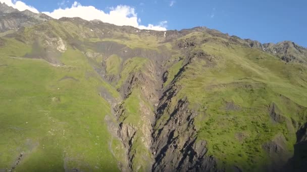 Luftaufnahme Von Drohne Bergen Mit Schlucht Und Bruchstelle Der Nähe — Stockvideo