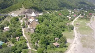 Ünlü Gürcü gezi - Gürcistan'daki Aragvi Nehri üzerinde Ananuri Kalesi'ne karmaşık havadan görünümü