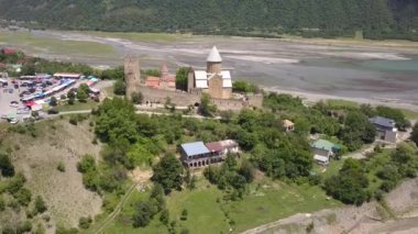 Ünlü Gürcü gezi - Gürcistan'daki Aragvi Nehri üzerinde Ananuri Kalesi'ne karmaşık havadan görünümü