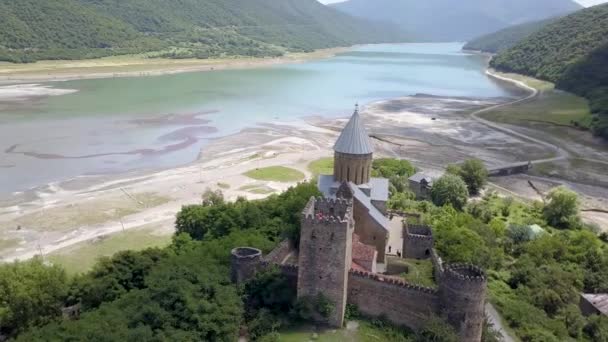 Berühmte Georgische Sehenswürdigkeiten Luftaufnahme Der Burg Ananuri Fluss Aragvi Georgien — Stockvideo