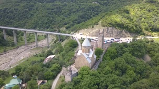 Berömda Georgiska Sightseeing Flygfoto Till Ananuri Slottet Komplexa Aragvi Floden — Stockvideo