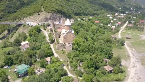 Ünlü Gürcü Gezi Gürcistan Daki Aragvi Nehri Üzerinde Ananuri Kalesi — Stok video