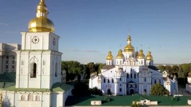 Saint Michael altın kubbeli katedralde Kiev merkezi hava görünümüne. Kiev, Ukrayna'nın başkenti işleyen bir manastırda olduğunu