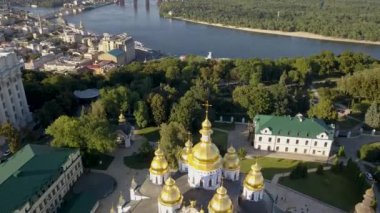 Saint Michael altın kubbeli katedralde Kiev merkezi hava görünümüne. Kiev, Ukrayna'nın başkenti işleyen bir manastırda olduğunu