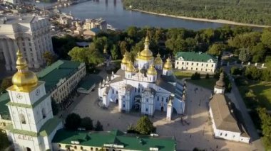 Saint Michael altın kubbeli katedralde Kiev merkezi hava görünümüne. Kiev, Ukrayna'nın başkenti işleyen bir manastırda olduğunu