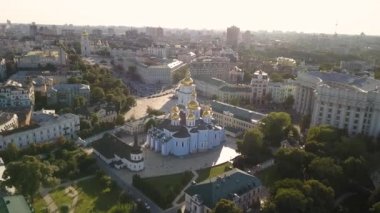 Saint Michael altın kubbeli katedralde Kiev merkezi hava görünümüne. Kiev, Ukrayna'nın başkenti işleyen bir manastırda olduğunu