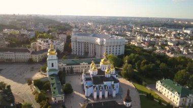 Saint Michael altın kubbeli katedralde Kiev merkezi hava görünümüne. Kiev, Ukrayna'nın başkenti işleyen bir manastırda olduğunu