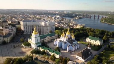 Saint Michael altın kubbeli katedralde Kiev merkezi hava görünümüne. Kiev, Ukrayna'nın başkenti işleyen bir manastırda olduğunu